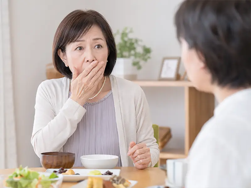 食事中や会話中に入れ歯がズレる・外れる